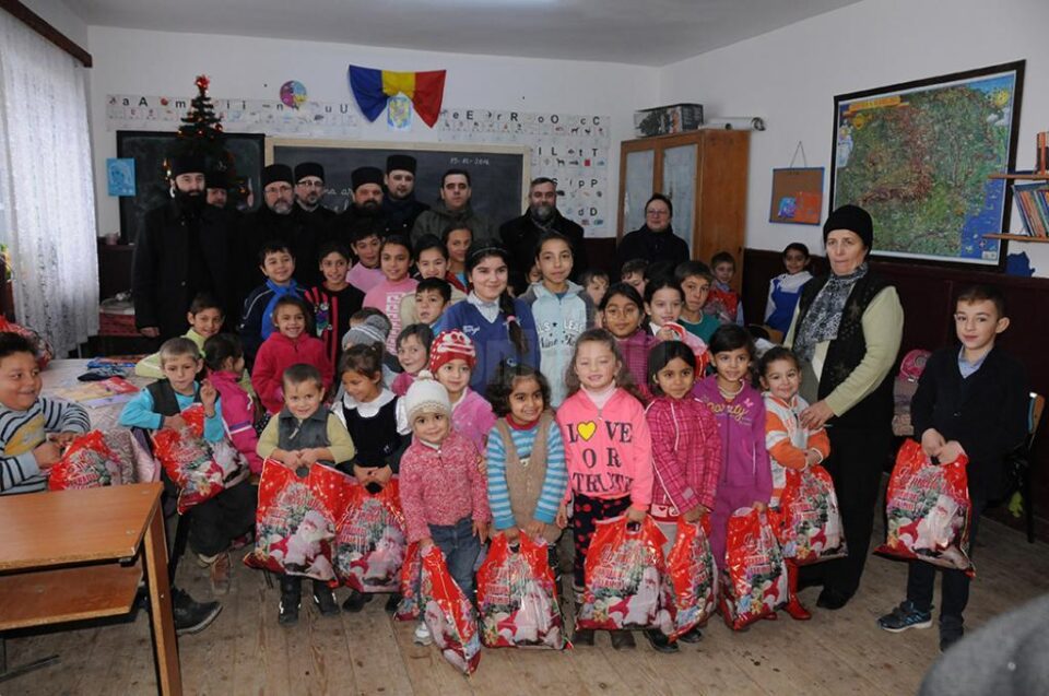Preoții și reprezentanții Ocolului Solvic Bisericesc, în mijlocul copiilor fericiți, după ce au primit cadouri de Crăciun Preoții și reprezentanții Ocolului Solvic Bisericesc, în mijlocul copiilor fericiți, după ce au primit cadouri de Crăciun