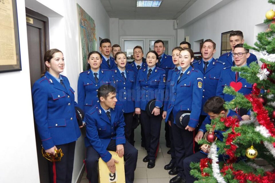 Un grup format din 16 elevi de la Școala Militară de Subofițeri Jandarmi Fălticeni a colindat, ieri, redacția Monitorului de Suceava Un grup format din 16 elevi de la Școala Militară de Subofițeri Jandarmi Fălticeni a colindat, ieri, redacția Monitorului de Suceava