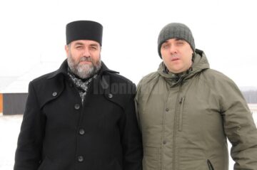 Părintele protopop Adrian Dulgheriu și șeful Ocolului Bisericesc, Rares Hrestic, cei care au organizat acțiunea