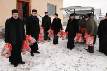 Ocolul Silvic Bisericesc și Protopopiatul Fălticeni au oferit daruri copiilor de Crăciun