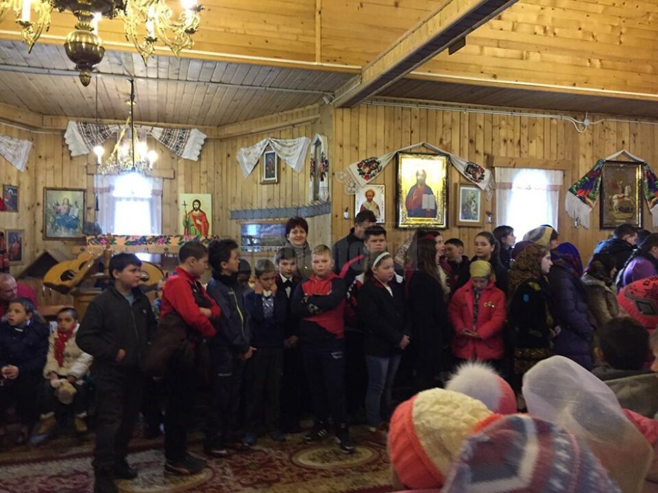Concert de colinde și cadouri pentru copiii de la Căsuța de Tip Familial Șcheia