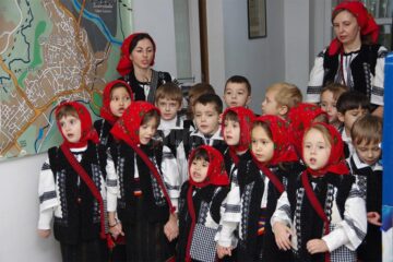 Redacția Monitorului de Suceava, colindată ieri de „Buburuzele” de la Grădinița „Sf. Ioan cel Nou”