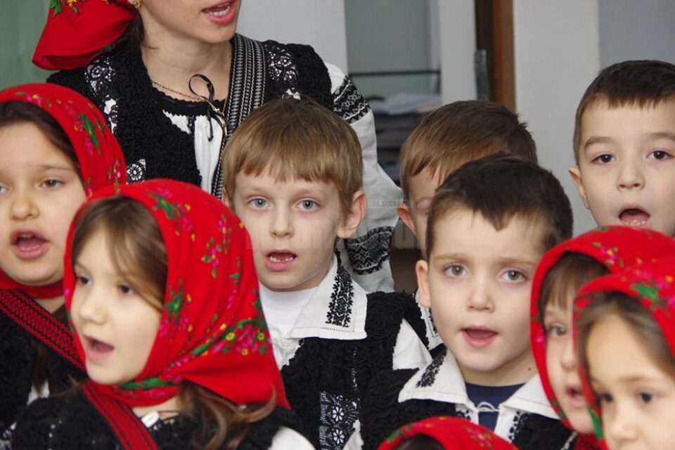 Redacția Monitorului de Suceava, colindată ieri de „Buburuzele” de la Grădinița „Sf. Ioan cel Nou”