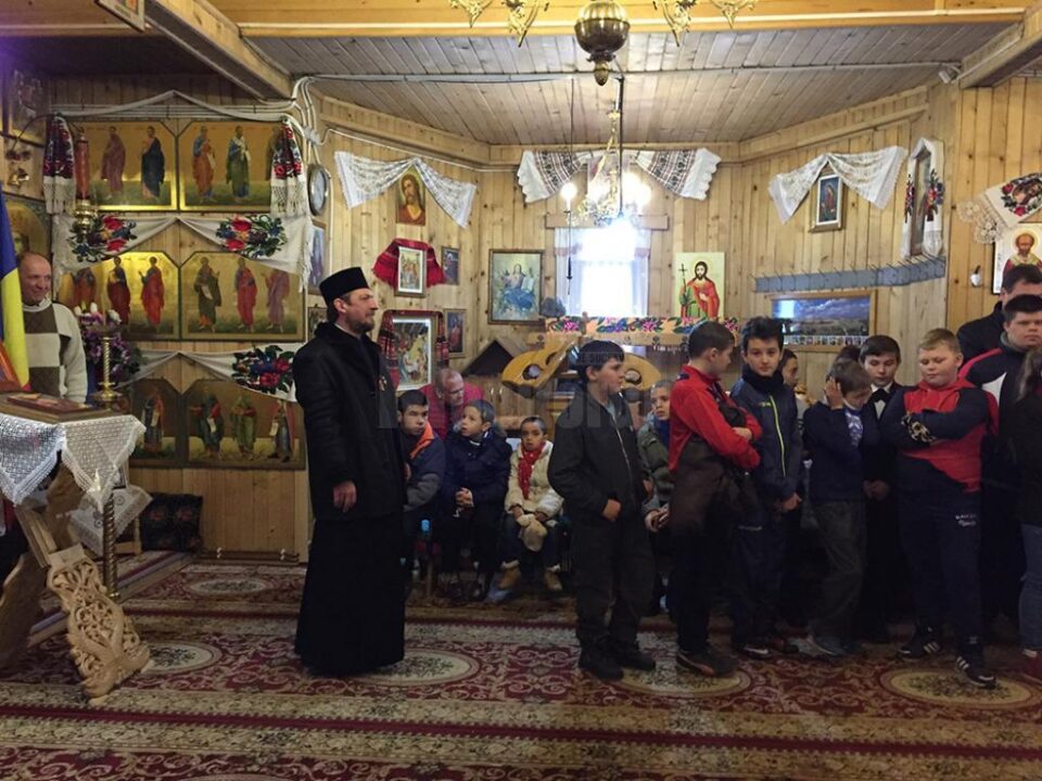 Concert de colinde și cadouri pentru copiii de la Căsuța de Tip Familial Șcheia
