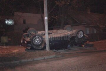 Cinci tineri s-au răsturnat cu un BMW