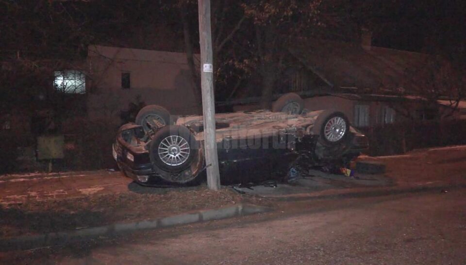 Cinci tineri s-au răsturnat cu un BMW