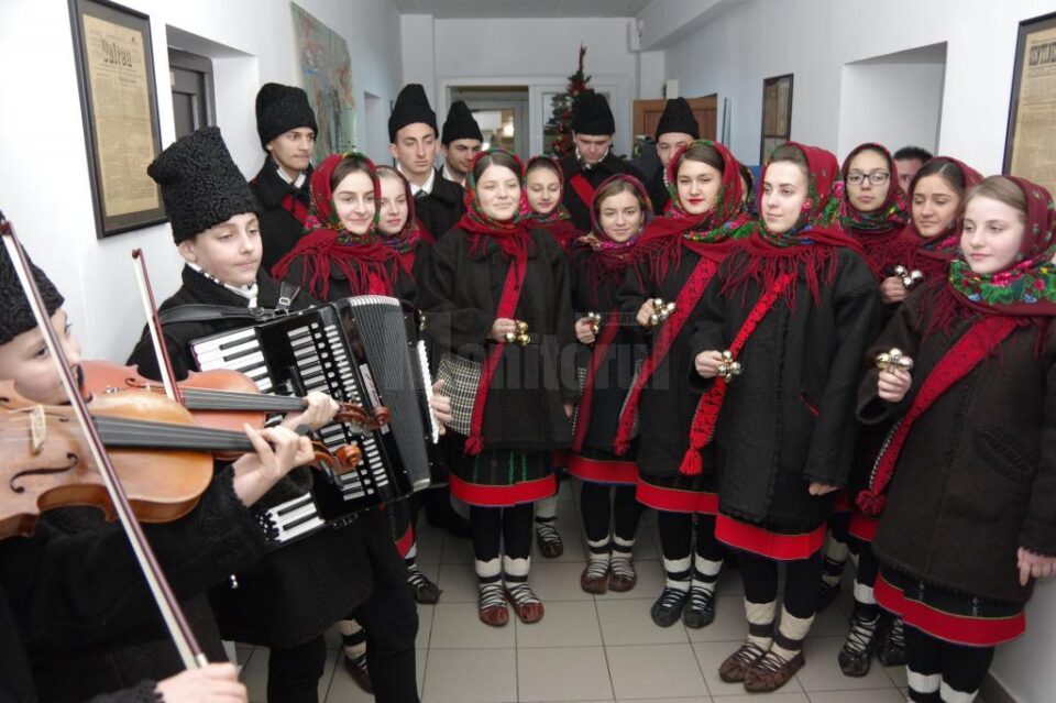 Grupul vocal-tradițional „Ai lui Ștefan, noi oșteni” al Liceului Tehnologic „Ion Nistor” Vicovu de Sus Grupul vocal-tradițional „Ai lui Ștefan, noi oșteni” al Liceului Tehnologic „Ion Nistor” Vicovu de Sus