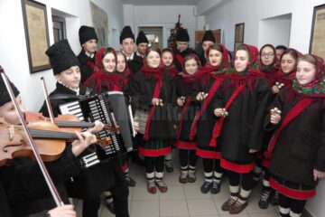 Grupul vocal-tradițional „Ai lui Ștefan, noi oșteni” al Liceului Tehnologic „Ion Nistor” Vicovu de Sus