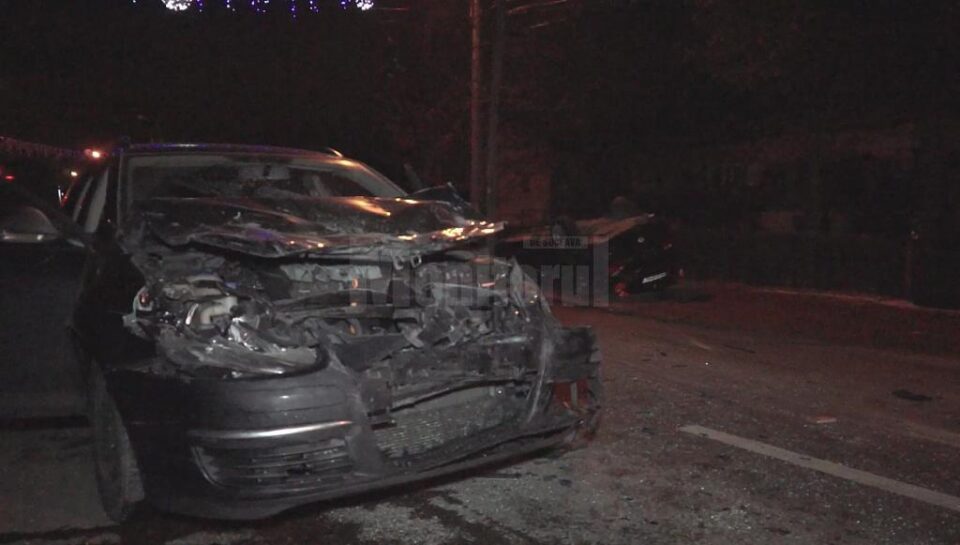 Cinci tineri s-au răsturnat cu un BMW