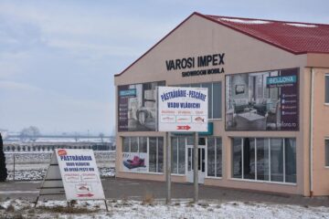 Crescătoria de sturioni este situată în spatele magazinului Verosi-Bellona din apropierea intrării în Rădăuți