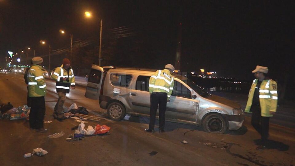 Un autoturism Logan MCV s-a răsturnat pe carosabil