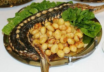 Delicii pe mesele sucevenilor cu ocazia sărbătorilor: sturionul siberian, provenit dintr-o crescătorie de lângă Rădăuți