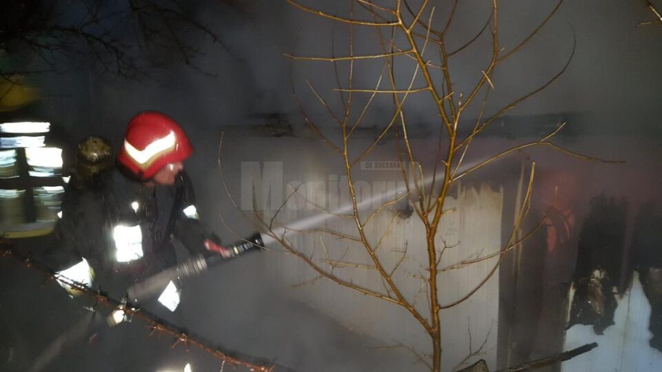 Gospodărie din Salcea, cuprinsă de un puternic incendiu