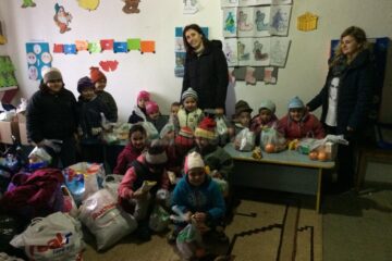 Preșcolarii de la „Piticot” le-au făcut cadouri copiilor din cătunul Țâmpoceni