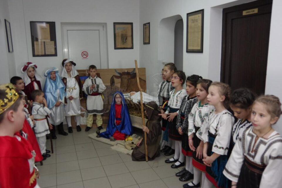 Redacția Monitorului de Suceava a primit colindători de la Așezământul de copii „Sf. Ierarh Leontie” de la Rădăuți