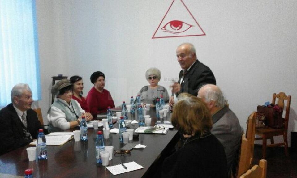 Ședință a Cenaclului literar „Floare de Colț”, la Muzeul „Arta Lemnului” Câmpulung