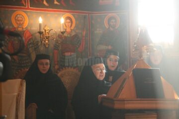 Paraclisul Mănăstirii Voroneț, neîncăpător pentru mulțimea de credincioși care au dorit să-l cinstească pe Sfântul Daniil Sihastrul