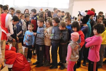 Multă bucurie adusă în sufletele unor copii sărmani, prin acțiunea „Și moșul joacă baschet”