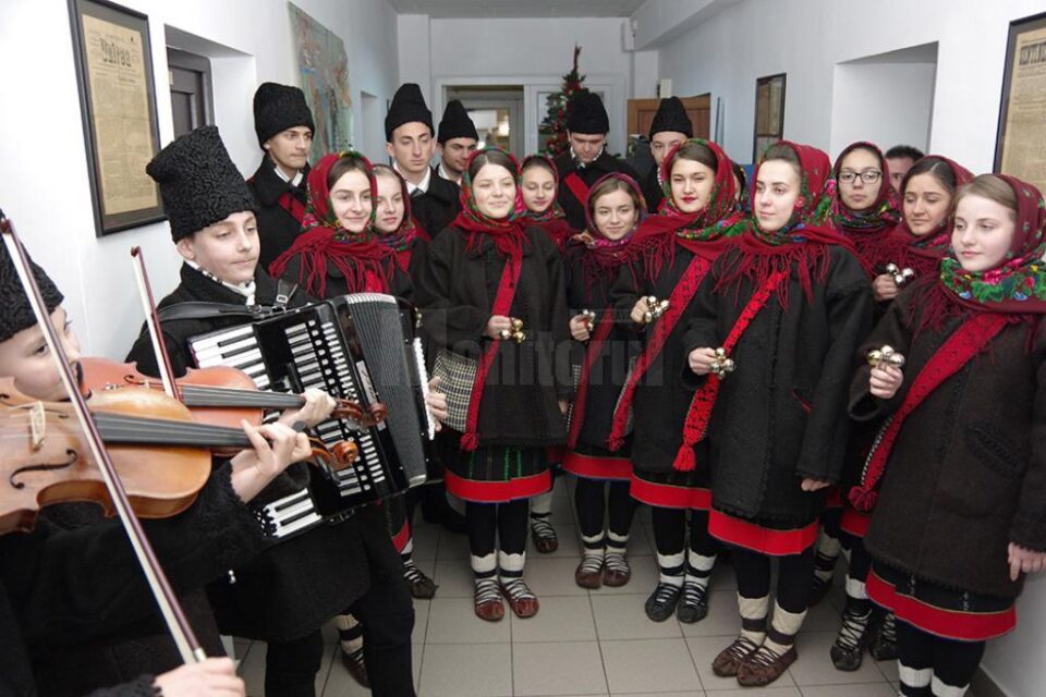 Grupul vocal-tradițional „Ai lui Ștefan, noi oșteni” al Liceului Tehnologic „Ion Nistor” Vicovu de Sus Grupul vocal-tradițional „Ai lui Ștefan, noi oșteni” al Liceului Tehnologic „Ion Nistor” Vicovu de Sus
