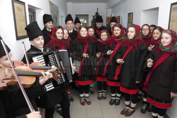 Grupul vocal-tradițional „Ai lui Ștefan, noi oșteni” al Liceului Tehnologic „Ion Nistor” Vicovu de Sus
