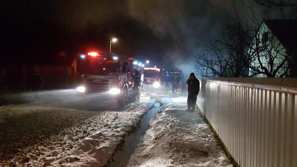 Un puternic incendiu a distrus o gospodărie la Salcea