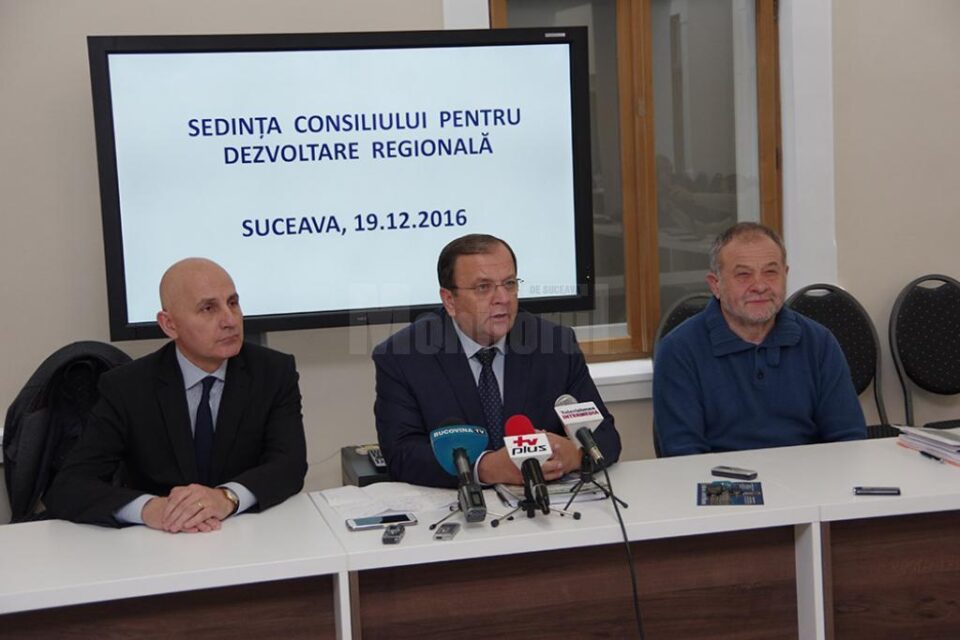 Președintele CJ Suceava, Gheorghe Flutur (centru), a fost ales la șefia Consiliului pentru Dezvoltare Regională Nord-Est