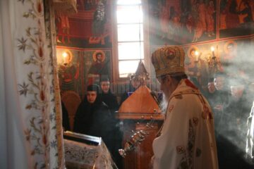 Paraclisul Mănăstirii Voroneț, neîncăpător pentru mulțimea de credincioși care au dorit să-l cinstească pe Sfântul Daniil Sihastrul