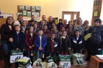 Asociația de Părinți a Școlii Gimnaziale „Regina Elisabeta” din Rădăuți a oferit cadouri unor copii cu rezultate deosebite la învățătură și olimpiadele școlare din anul 2016