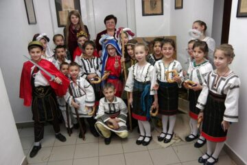 Colindători de la Așezământul de copii „Sf. Ierarh Leontie” de la Rădăuți