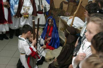 Redacția Monitorului de Suceava a primit ieri colindători de la Așezământul de copii „Sf. Ierarh Leontie” de la Rădăuți