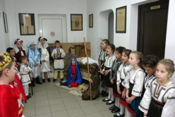 Colindători de la Așezământul de copii „Sf. Ierarh Leontie” de la Rădăuți