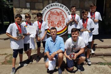 Antrenorul Ștefan Buiucliu alături de juniorii mici de la CSM Suceava