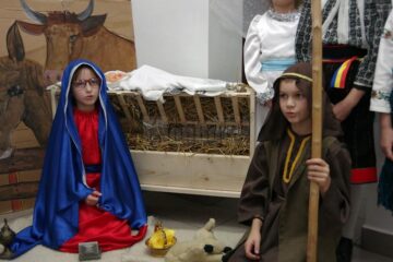 Redacția Monitorului de Suceava a primit ieri colindători de la Așezământul de copii „Sf. Ierarh Leontie” de la Rădăuți