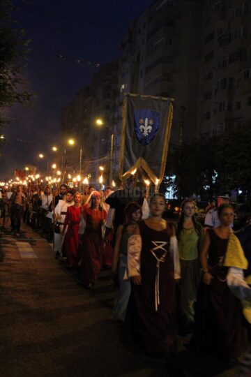 Parada cavalerilor și domnițelor, cu care începe de fiecare dată festivalul, este cea mai lungă din România și se pare că și din Europa Centrală și de Sud-Est