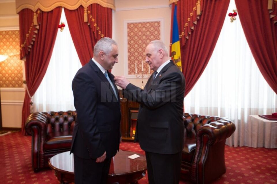 Rectorul USV, Valentin Popa, a fost decorat de președintele Republicii Moldova, Nicolae Timofti
