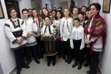 Elevi de la Școala Gimnazială Ilișești au colindat, ieri, redacția Monitorului de Suceava