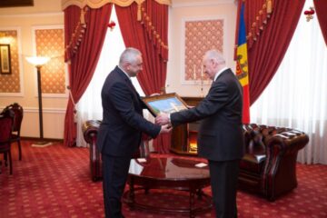 Decorarea rectorului Valentin Popa. Foto: www.presedinte.md