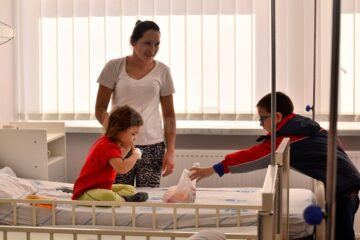 Elevii le-au făcut cadouri copiilor de la Spitalul Județean Suceava