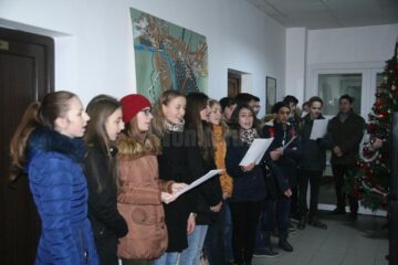 Redacția Monitorului de Suceava a fost colindată ieri de elevii clasei a IX-a B de la Liceul Teoretic Filadelfia