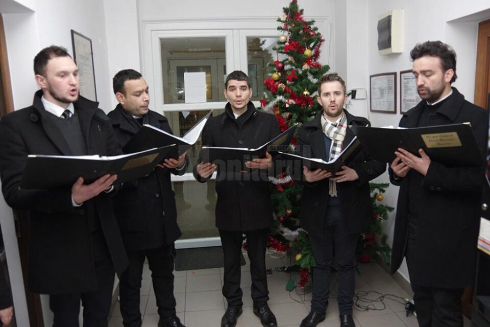 Grupul coral „Nord Bucovina” a colindat ieri redacția Monitorul de Suceava