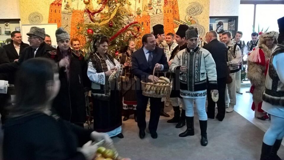 Ultima ședință a CJ, stropită cu șampanie și înveselită de Ansamblul „Ciprian Porumbescu”