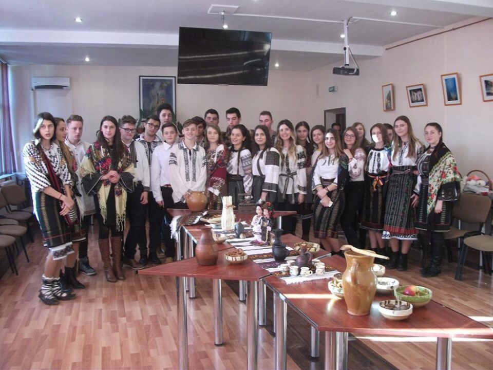 Elevii Colegiului “Alexandru cel Bun” au promovat tradițiile românești