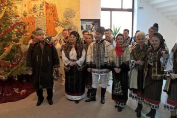 Ultima ședință a CJ, stropită cu șampanie și înveselită de Ansamblul „Ciprian Porumbescu”