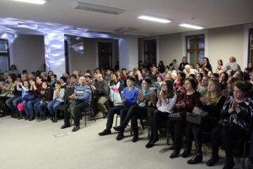Numărul spectatorilor a fost mult limitat de lipsa spațiului, zeci de alți spectatori stând în picioare sau chiar pe jos