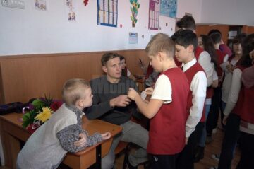 Acordând autografe elevilor de la Școala Gimnazială Nr. 3, școala unde a învățat