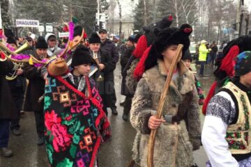 Parada participanților la Festivalul Internațional al Obiceiurilor de Iarnă