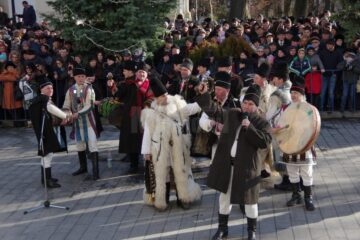 Spectacolul datinilor și obiceiurilor de iarnă a atras puzderie de lume în centrul Sucevei