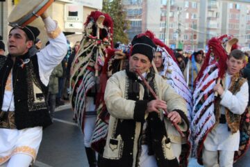 Spectacolul datinilor și obiceiurilor de iarnă a atras puzderie de lume în centrul Sucevei