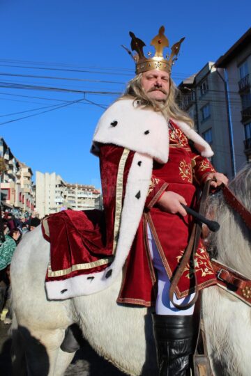 Spectacolul datinilor și obiceiurilor de iarnă a atras puzderie de lume în centrul Sucevei