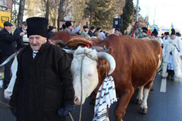 Spectacolul datinilor și obiceiurilor de iarnă a atras puzderie de lume în centrul Sucevei